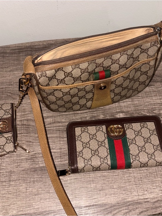 Gucci GG Supreme Zip Wallet. Red/Green Stripes with matching bag and mini charm - Picture 5 of 5